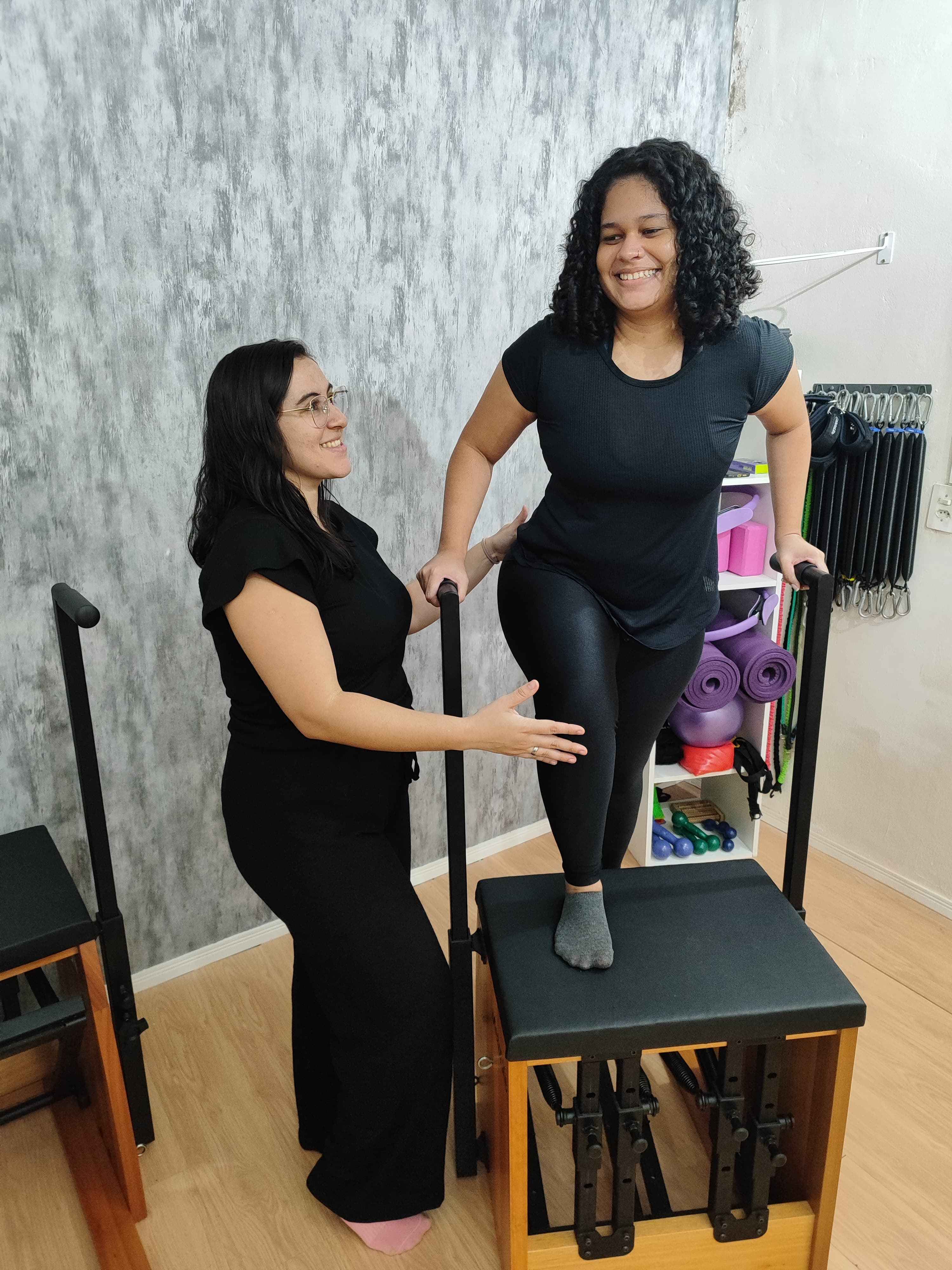 Imagem Professora ajudando aluna em um exercicio