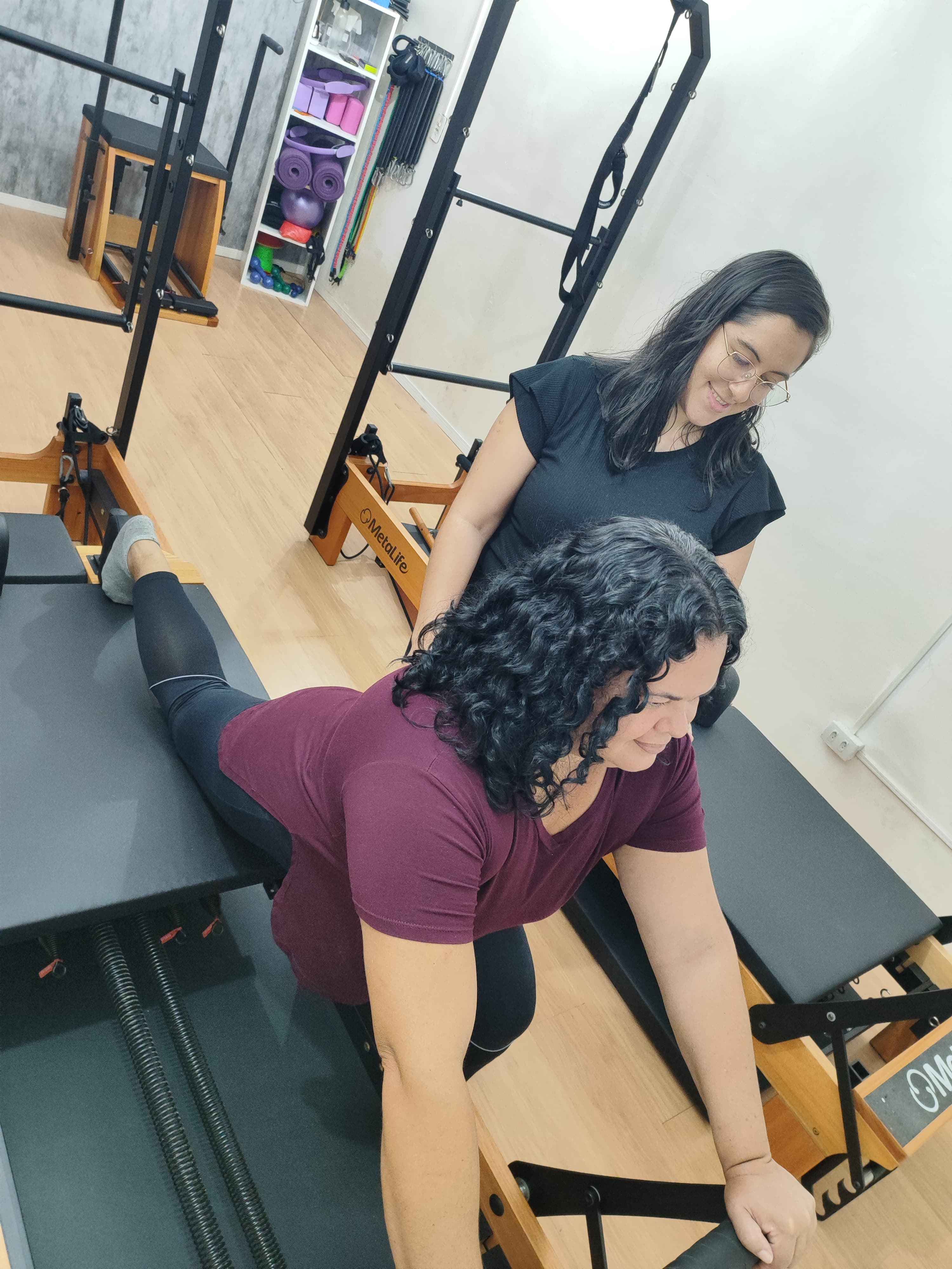 Imagem Professora ajudando aluna em um exercicio