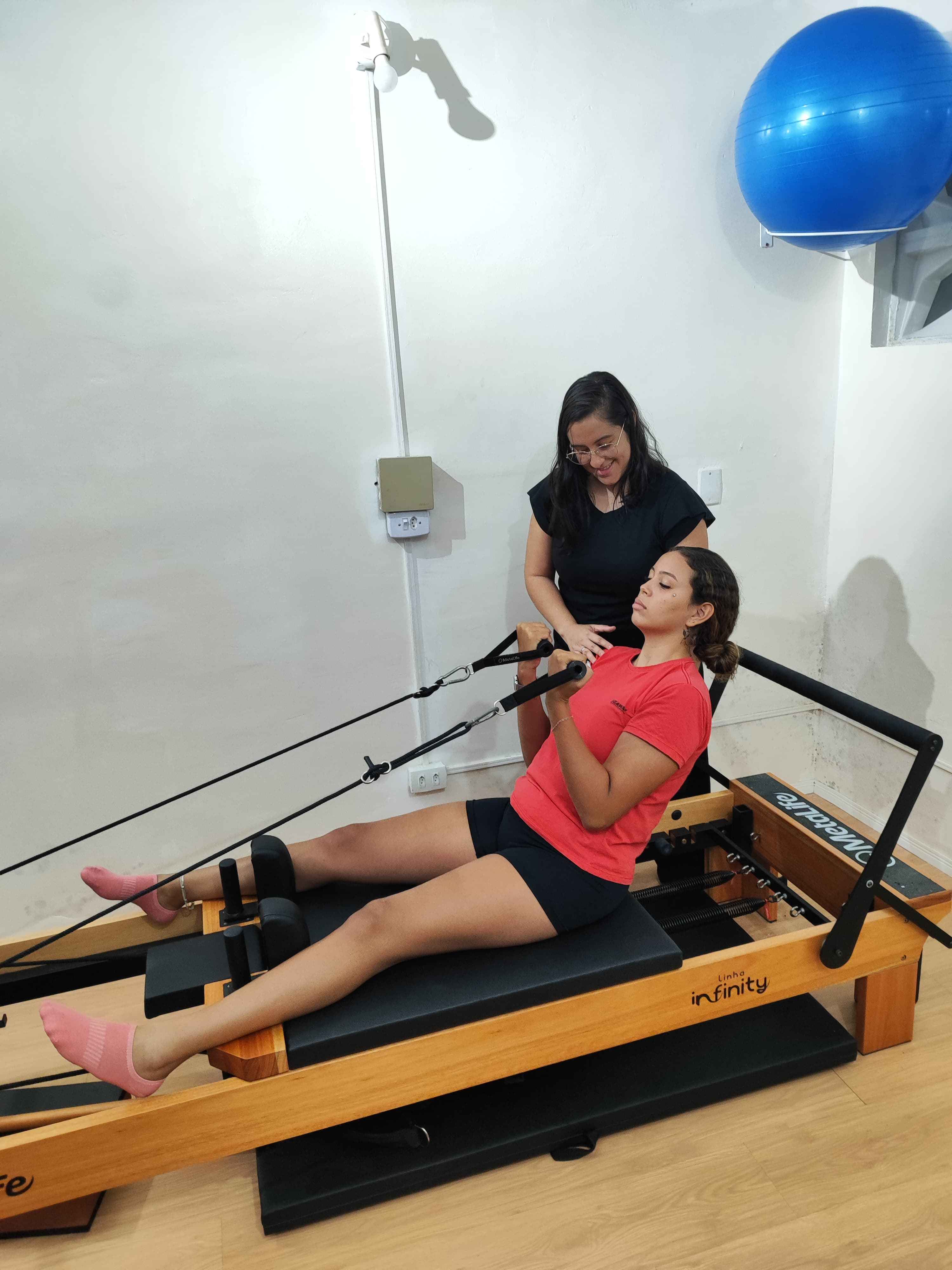 Imagem Professora ajudando aluna em um exercicio